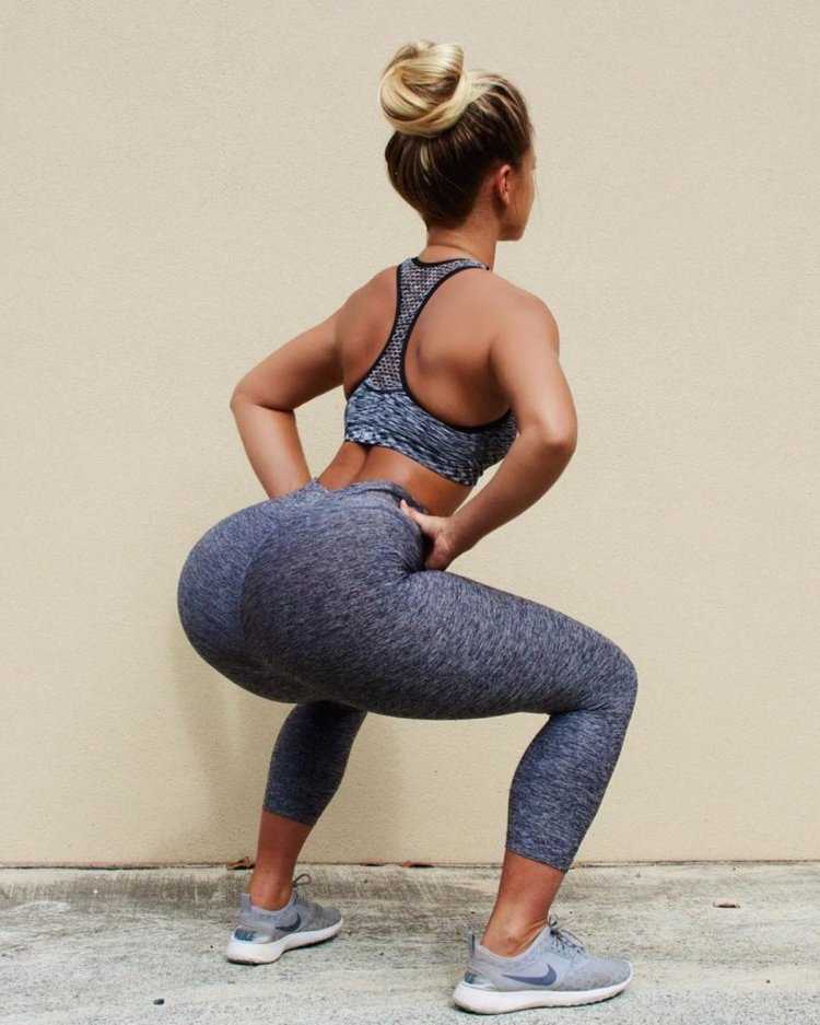 Большие ягодицы в лосинах