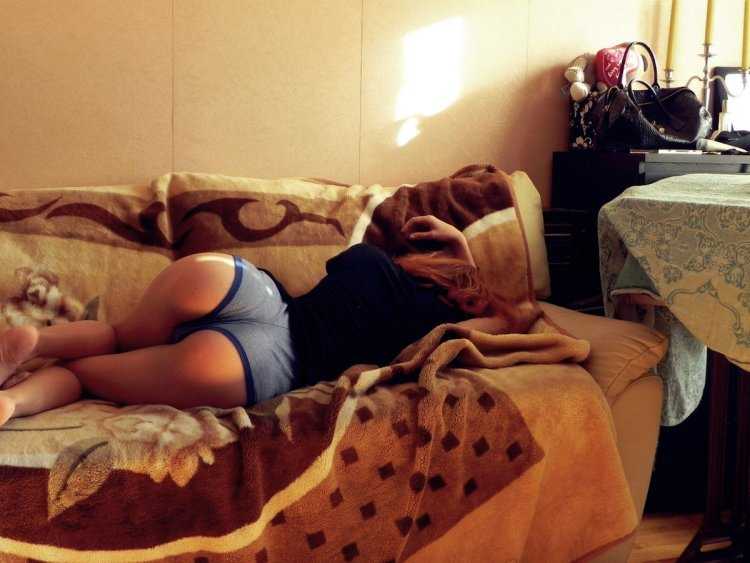 Девушка спит в кровати домашнее