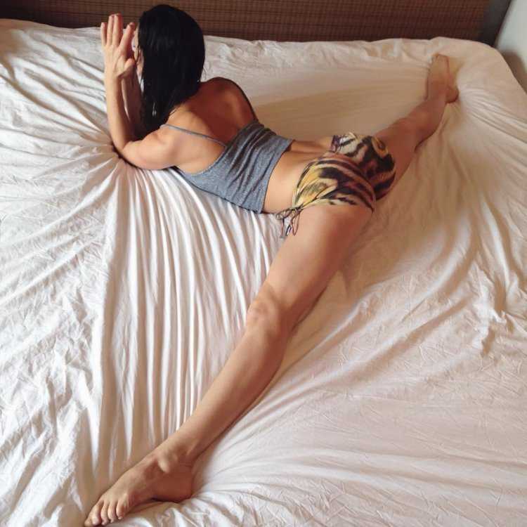 Девушка лежит на кровати