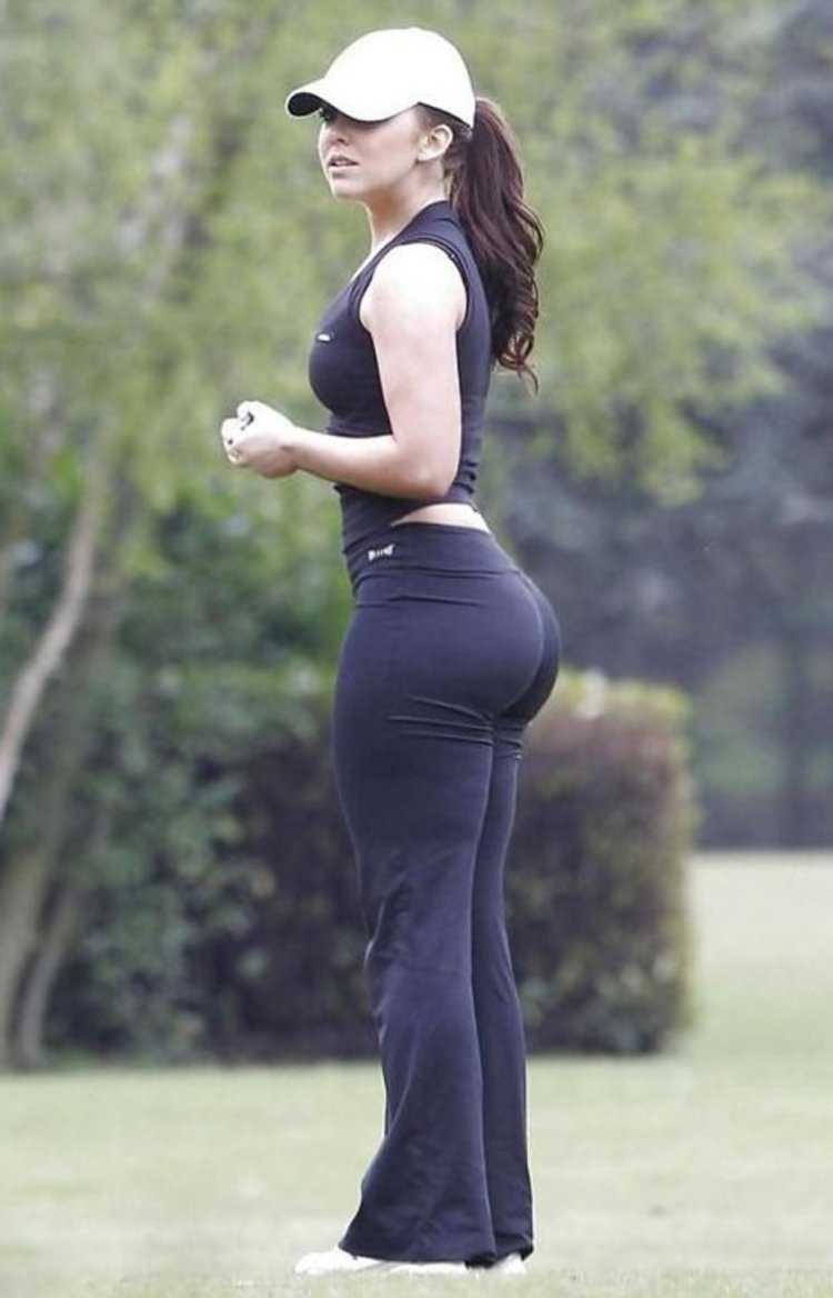 Игривые попки в черных джинсах.