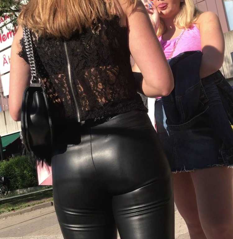 Госпожа в кожаных леггинсах