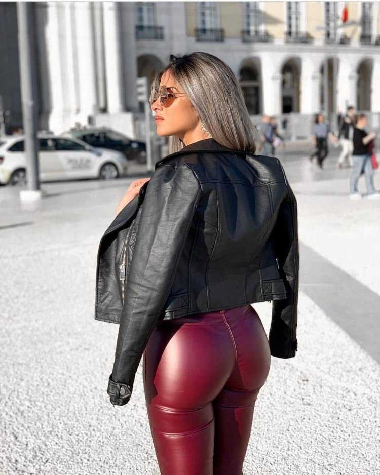 Девушки в кожаных штанах сзади