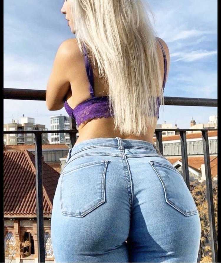 Настя Ивлеева в шортиках