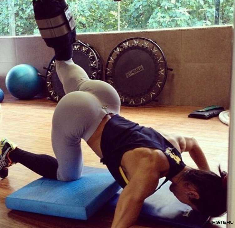 Спортзале попки накаченные