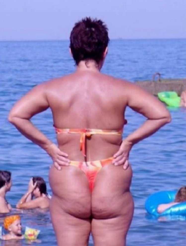 Толстые в стрингах на пляже