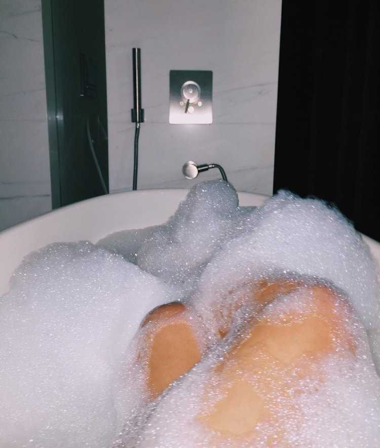 Ноги в ванной с пеной