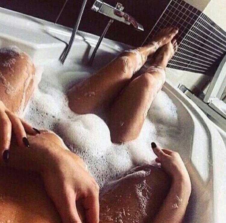 Парень и девушка в ванеее