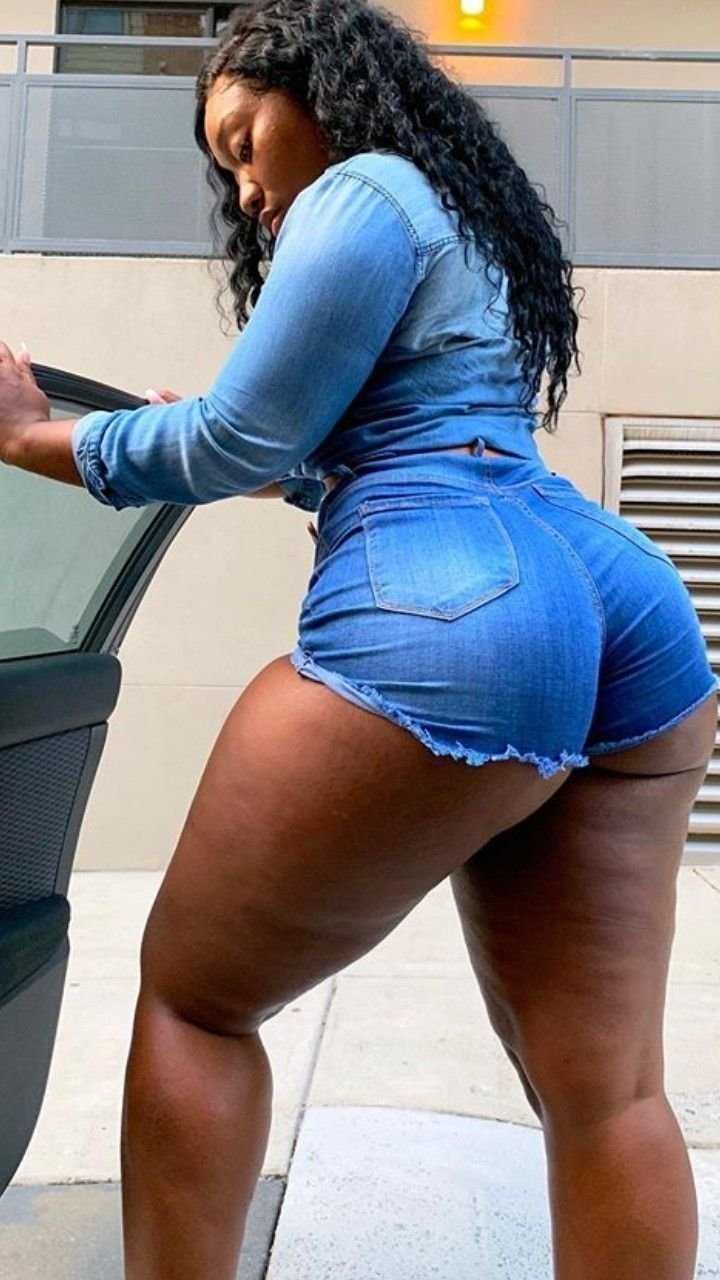 Попка темнокожей в одежде