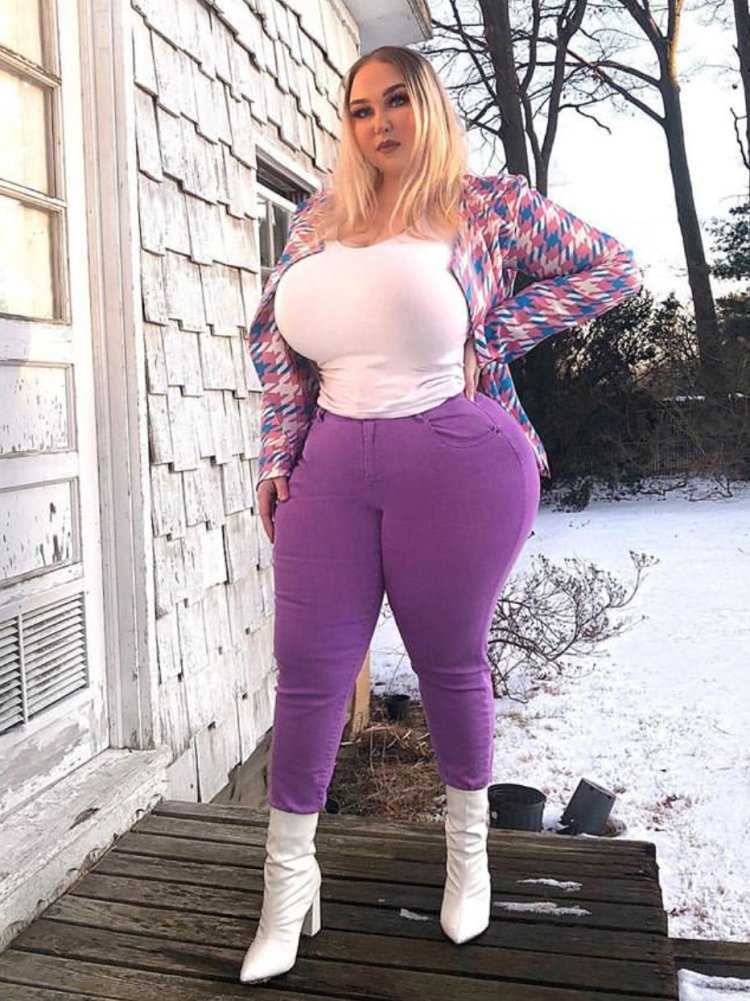 Толстая женщина с большой попой