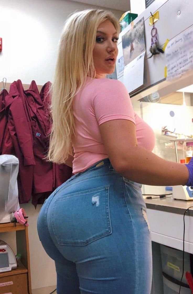 Красивые сочные попки в джинсах