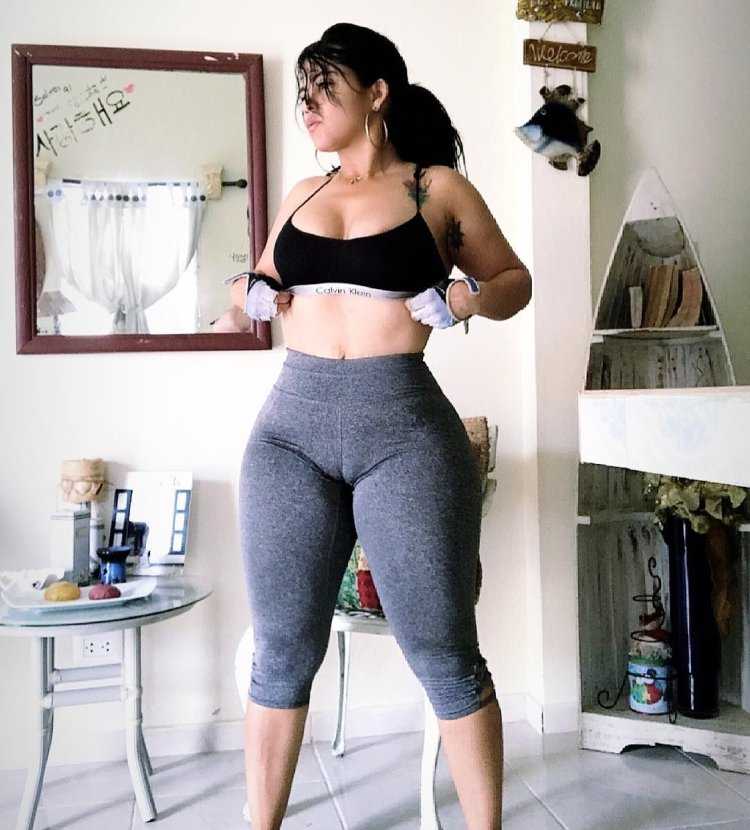 Женщины с большими ягодицами в платье