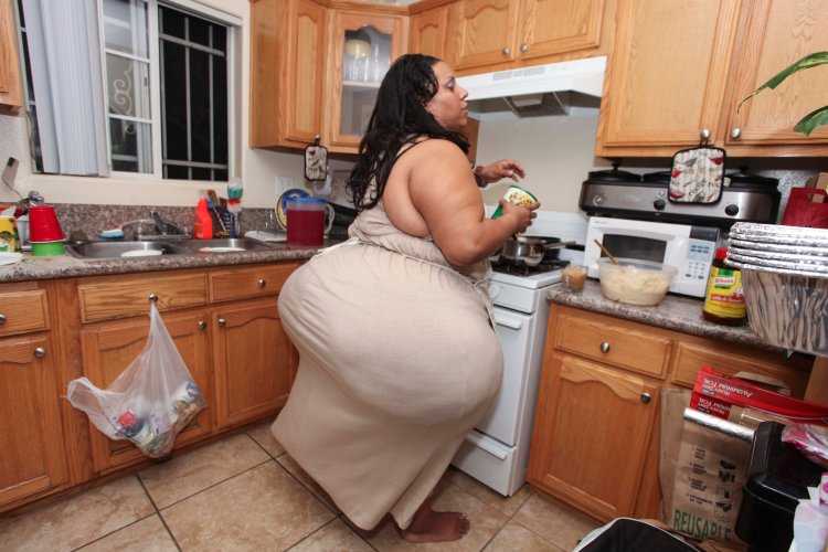 Аппетитная девушка на кухне