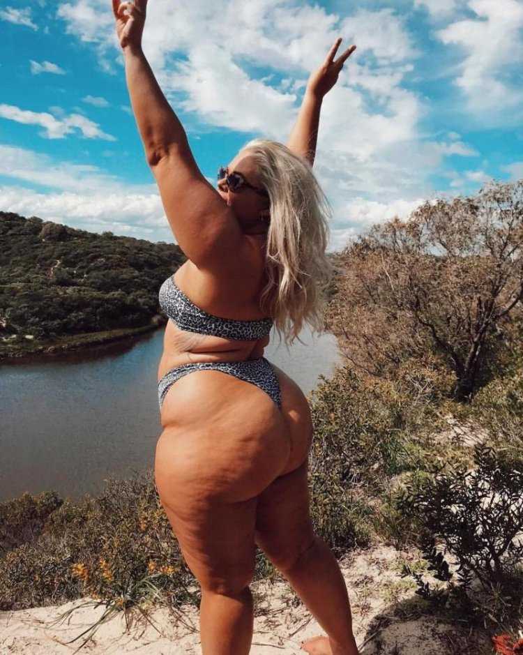 Искра Арабелла Лоуренс в купальнике