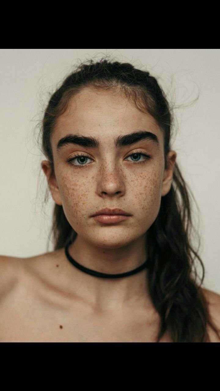 Alisha Nesvat брови