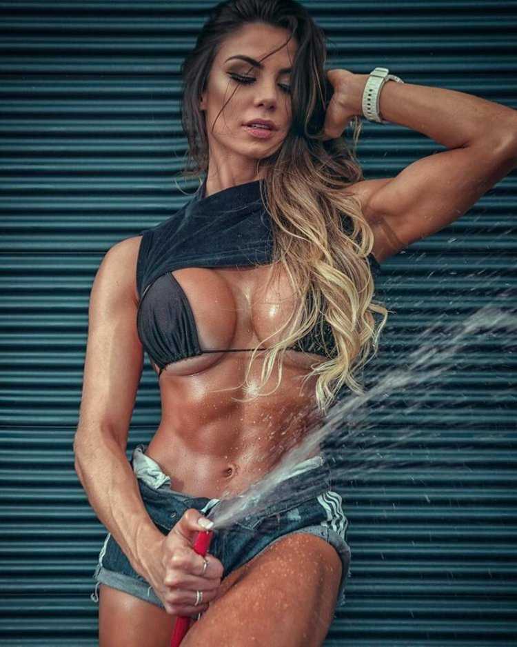 Фитоняшка Dolly Castro наприседала