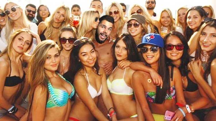 Много девушек на яхте