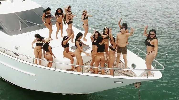 Топлесс вечеринка на яхте