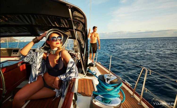 Женщина на яхте