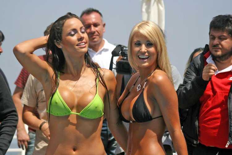 Бразильские девушки в бассейне