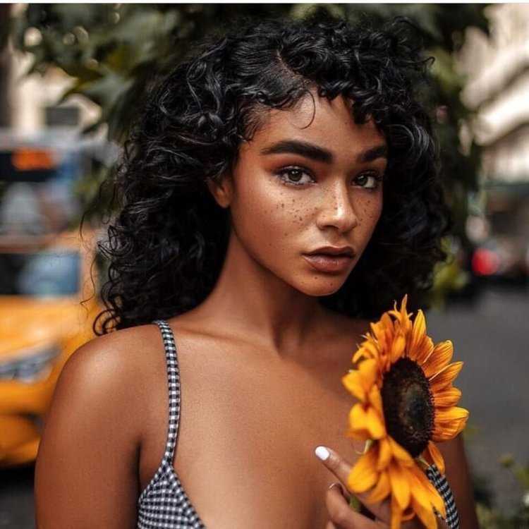 Айана Льюис