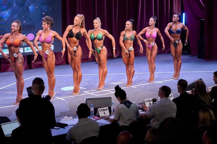 Брюнетка бодибилдер7