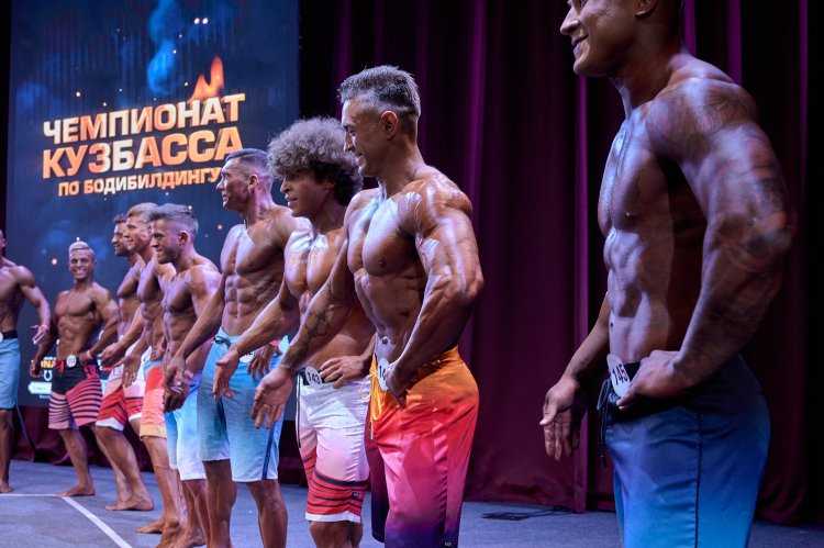 Брюнетка бодибилдер11