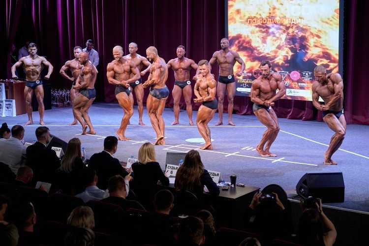 Брюнетка бодибилдер15