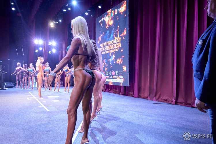 Брюнетка бодибилдер17