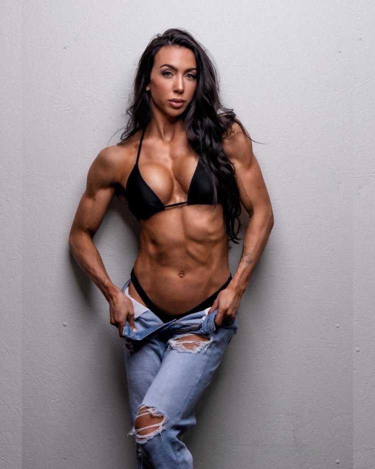 Брюнетка бодибилдер28