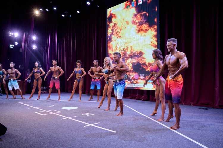 Брюнетка бодибилдер32