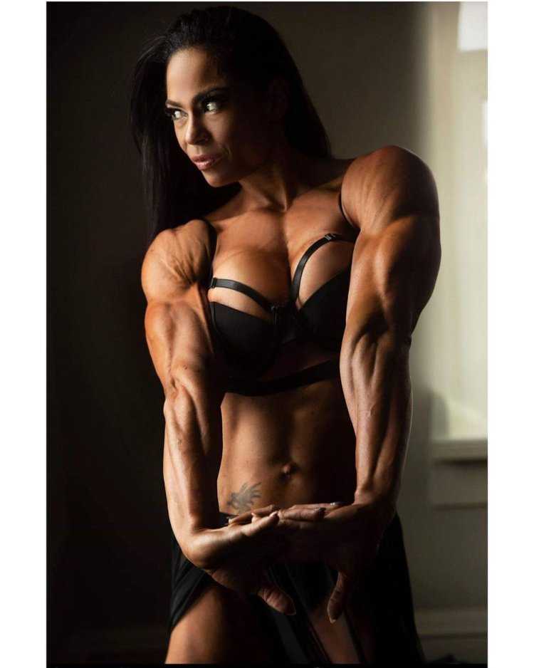 Бодибилдер позирует для девушки