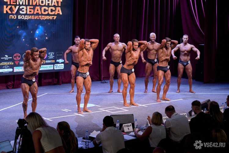 Брюнетка бодибилдер13