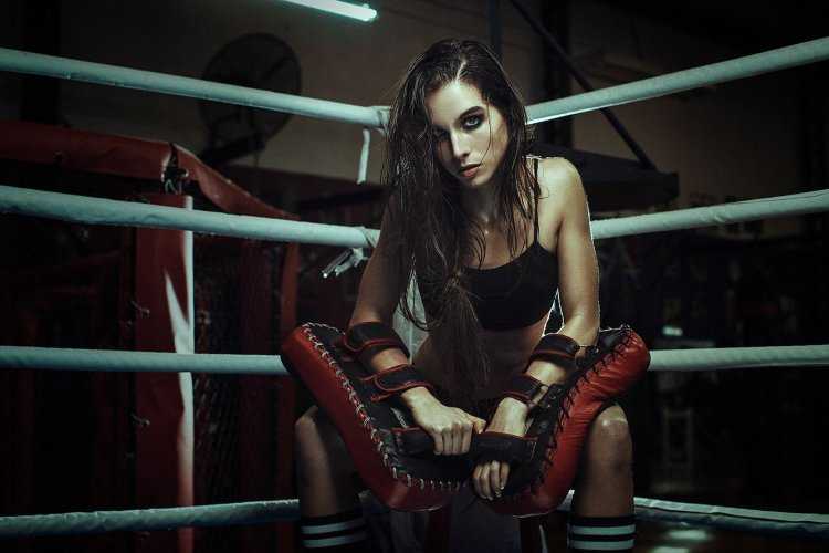 Девушка с боксерской грушей