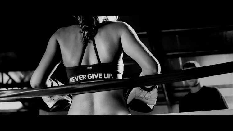 Девушки в боксе си спины