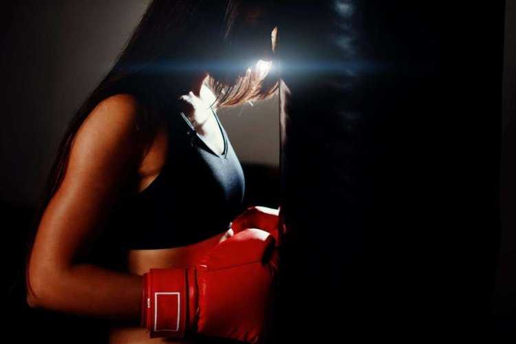 Девушка и боксерская груша без лица