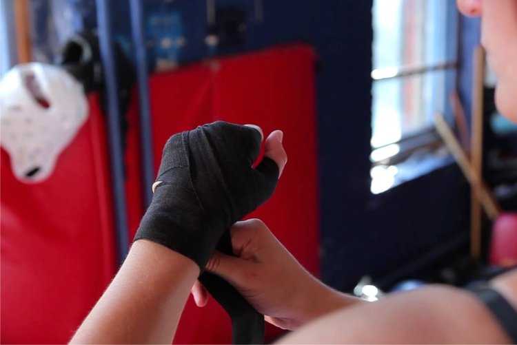 Девушки в боксерских бинтах