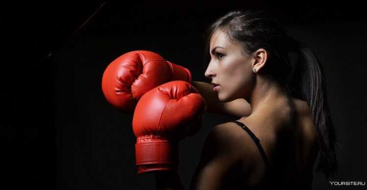 Женщина в боксерских перчатках