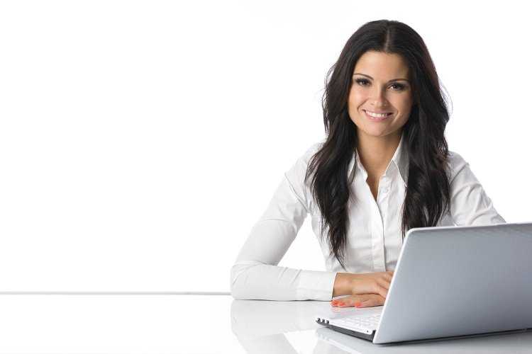 Девушка с ноутбуком в офисе