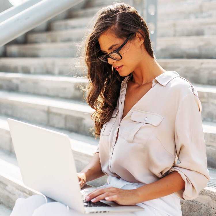 Брюнетка деловая девушка37