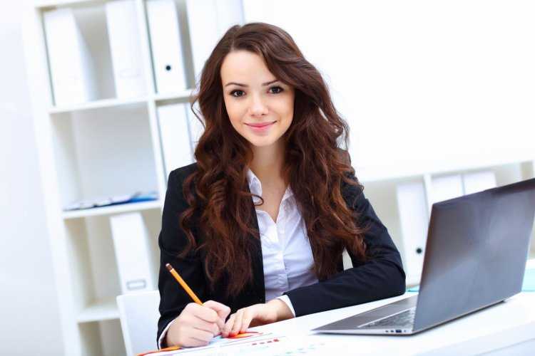 Брюнетка деловая девушка48