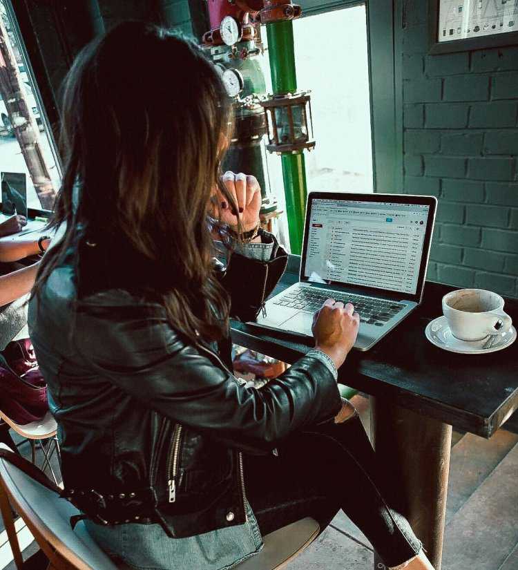 Брюнетка деловая девушка49