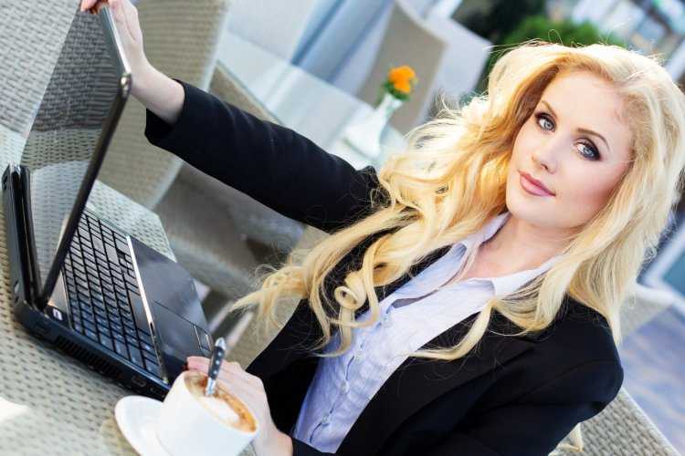 Красивая деловая девушка