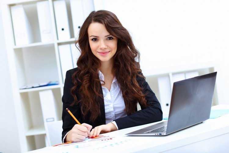 Девушка в офисе за столом