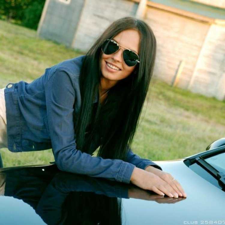 Красивая девушка в очках в машине