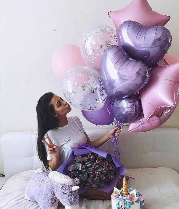 Брюнетка девушка с воздушными шарами43