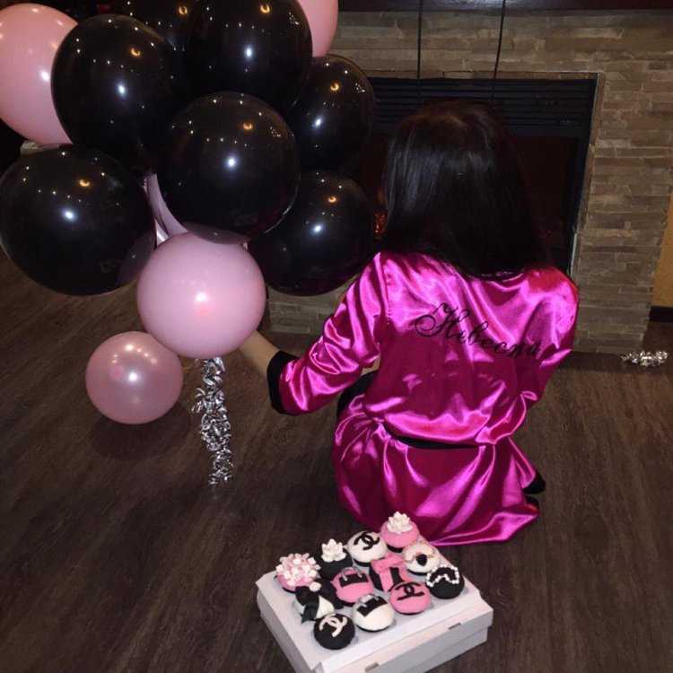 Брюнетка с шарами