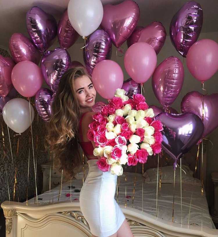 Брюнетка девушка с воздушными шарами45