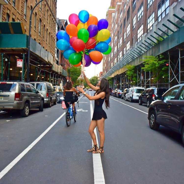 Фотосессия с шарами на улице