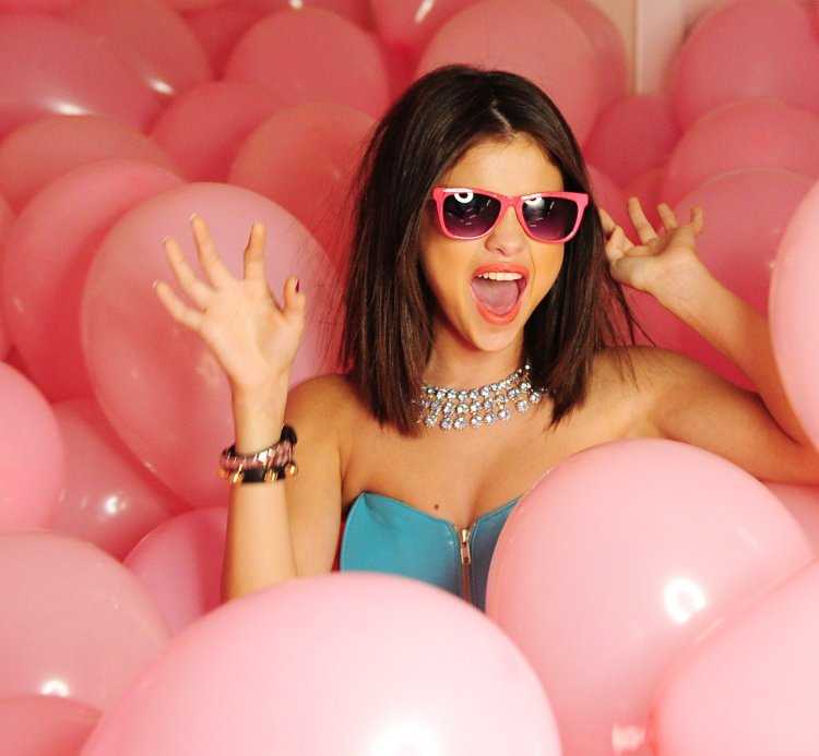 Брюнетка девушка с воздушными шарами50
