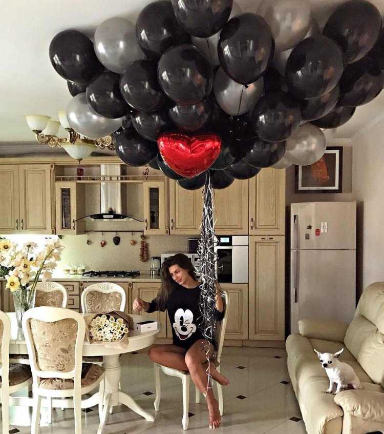 Украшение комнаты с черными шариками